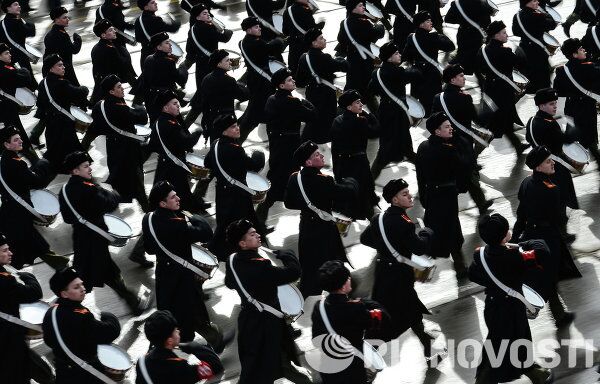 Militares se preparan para el Desfile de la Victoria en la Plaza Roja - Sputnik Mundo