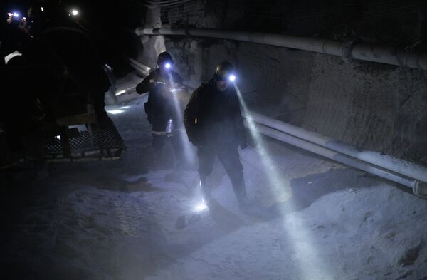 Casi 200 personas son evacuadas de una mina rusa en Kémerovo por un incendio - Sputnik Mundo