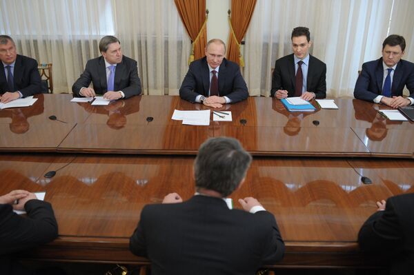 El presidente de Rusia, Vladímir Putin, durante la reunión con el consejero delegado de Royal Dutch Shell, Ben van Beurden - Sputnik Mundo