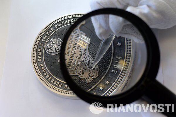Monedas con efigie de Putin para conmemorar la adhesión de Crimea a Rusia - Sputnik Mundo