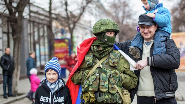 Los residentes de Crimea hacen fotos con militar ruso - Sputnik Mundo