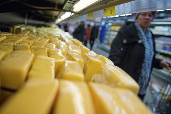 Los productos lácteos ucranianos en un supermercado ruso (arcivo) - Sputnik Mundo