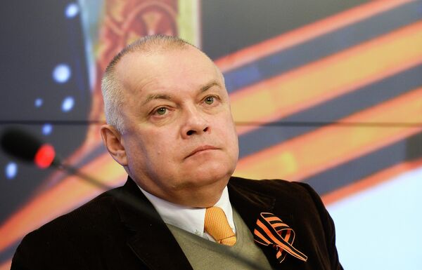El director general de la agencia Rossiya Segodya, Dmitri Kiseliov, declaró hoy que la cinta de la Orden de San Jorge es el símbolo de la nueva Rusia que se debe defender incluso con armas. - Sputnik Mundo