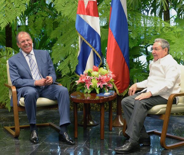 Serguéi Lavrov y Raúl Castro - Sputnik Mundo