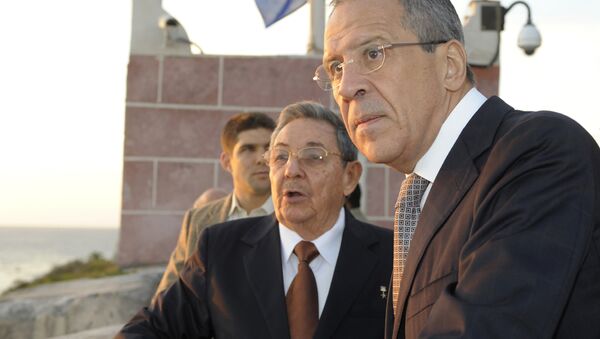 Serguéi Lavrov con Raúl Castro durante su visita a Cuba en febrero de 2010 - Sputnik Mundo