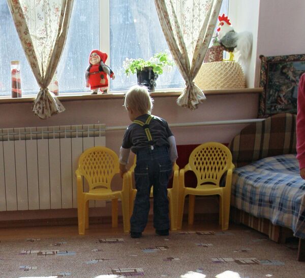 La cantidad de niños en orfanatos de Rusia disminuyó más de un 30% en cinco años - Sputnik Mundo