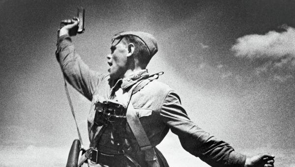 Un comandante del Ejército Rojo llama a la carga a sus soldados durante la Gran Guerra Patria - Sputnik Mundo