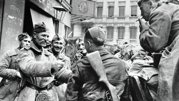 Soldados soviéticos en Berlín - Sputnik Mundo