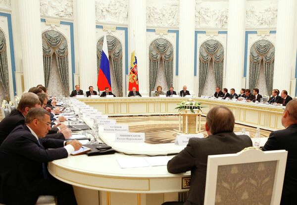 Putin pide aplazar referendos en el este de Ucrania y llama a negociar - Sputnik Mundo