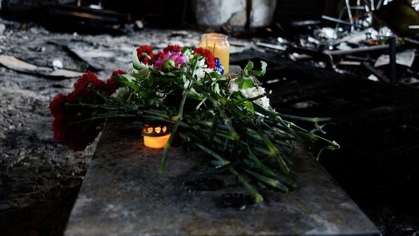 Жители Одессы несут цветы в память о погибших во время пожара в Доме профсоюзов - Sputnik Mundo