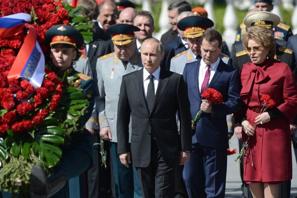 Putin coloca ofrenda floral en la tumba del Soldado Desconocido - Sputnik Mundo