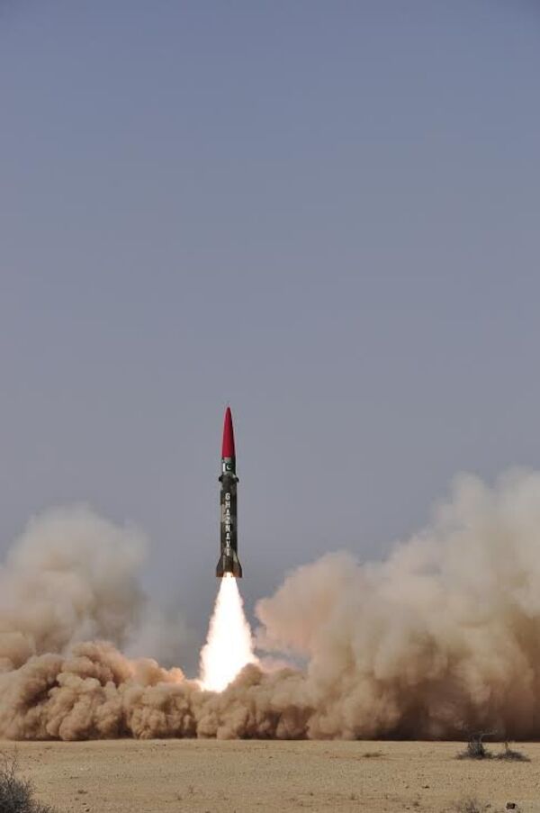 Pakistán prueba misil capaz de portar ojivas nucleares - Sputnik Mundo