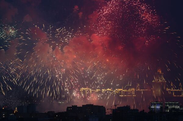 Un espectáculo de fuegos artificiales culminó en Moscú los festejos del 69º aniversario de la Gran Victoria sobre la Alemania nazi. Por primera vez en la historia se dispararon más de 10.000 salvas de fuegos artificiales. - Sputnik Mundo