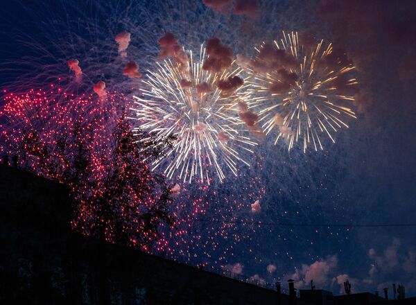 Un espectáculo de fuegos artificiales culminó en Moscú los festejos del 69º aniversario de la Gran Victoria sobre la Alemania nazi. Por primera vez en la historia se dispararon más de 10.000 salvas de fuegos artificiales. - Sputnik Mundo