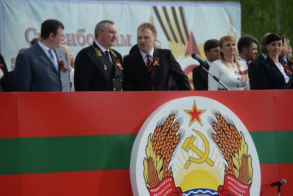 El viceprimer ministro y representante especial del presidente de Rusia en Transnistria, Dmitri Rogozin formó parte de la delegación oficial rusa que visitó Transnistria el 9 de mayo - Sputnik Mundo
