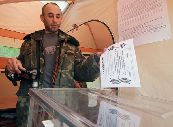 Moscú destaca alta participación en los referendos en el sureste de Ucrania - Sputnik Mundo