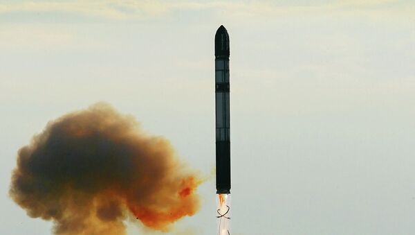 Запуск ракеты РС-20 (Воевода) на полигоне Ясный - Sputnik Mundo