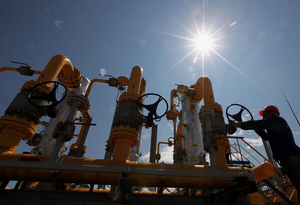 Rusa corta el gas a Ucrania e insiste en cobrar la deuda - Sputnik Mundo