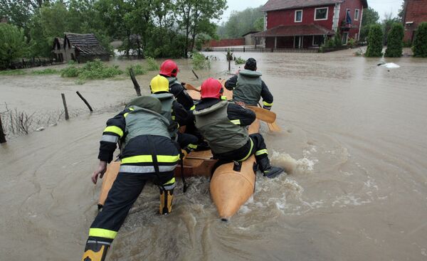 Los inundaciones en serbia - Sputnik Mundo