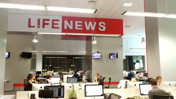 Reporteros de LifeNews supuestamente entraron en Ucrania sin carnets de periodistas - Sputnik Mundo