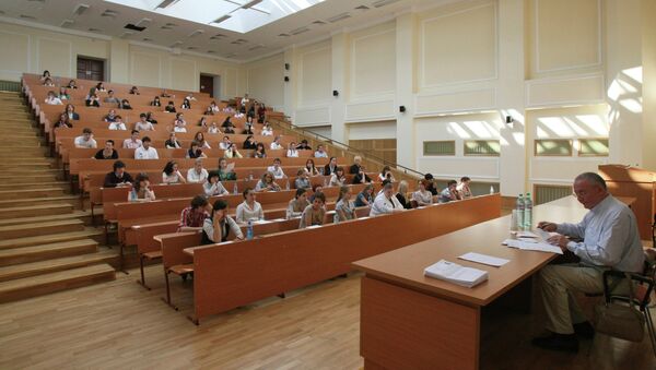 Más de 1.500 rusos recibirán becas para estudiar en las mejores universidades del mundo - Sputnik Mundo