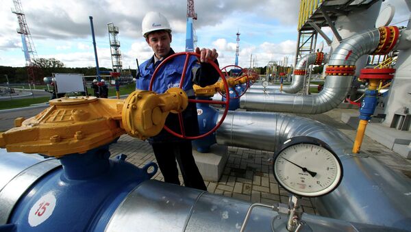 Un empeado de Gazprom maneja una válvula de gas (archivo) - Sputnik Mundo
