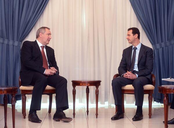 Bashar Asad (dcha.) y Dmitri Rogozin - Sputnik Mundo