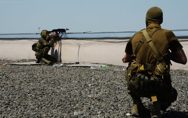 Se reanuda el tiroteo en las cercanías del aeropuerto de Donetsk - Sputnik Mundo