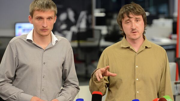 Los periodistas de la cadena LifeNews, Marat Sáichenko y Oleg Sidiakin - Sputnik Mundo