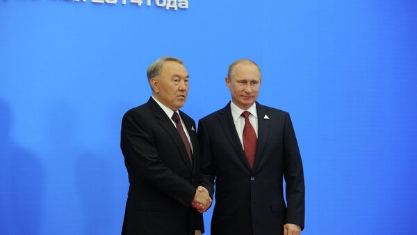 Vladímir Putin (dcha.) y Nursultán Nazarbáyev - Sputnik Mundo