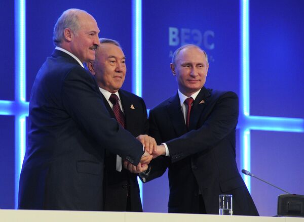 La crisis ucraniana no ha afectado la unión con Bielorrusia y Kazajstán - Sputnik Mundo