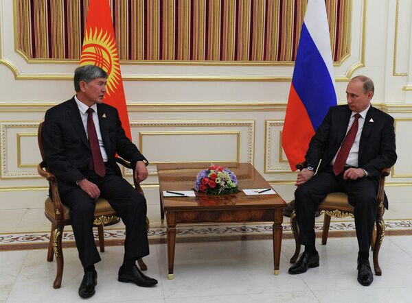 Vladímir Putin, durante una reunión con su homólogo kirguís, Almazbek Atambáev. - Sputnik Mundo