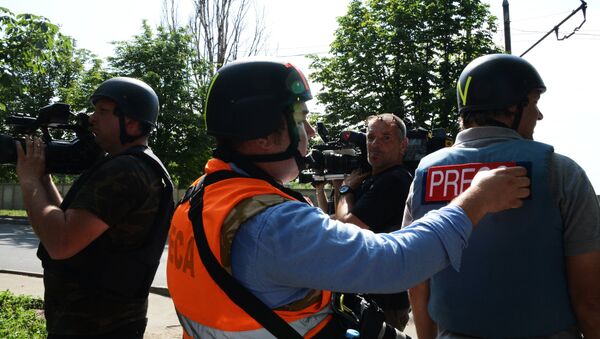 Kiev condiciona la seguridad de periodistas a que estén acreditados - Sputnik Mundo