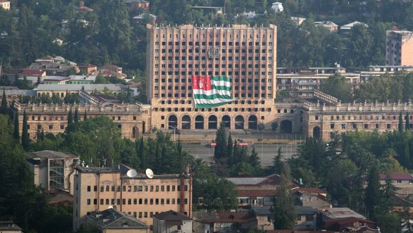 Bandera de Abjasia enfrente de la sede del Parlamento abjasio - Sputnik Mundo