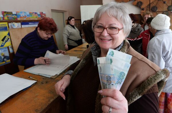 Crimea adopta el rublo como única moneda oficial - Sputnik Mundo