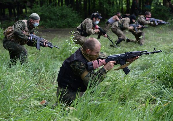 Campamento de entrenamientos del batallón Vostok, en la región de Donetsk - Sputnik Mundo