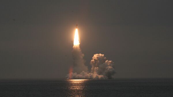 Lanzamiento de prueba de un misil Bulava  - Sputnik Mundo