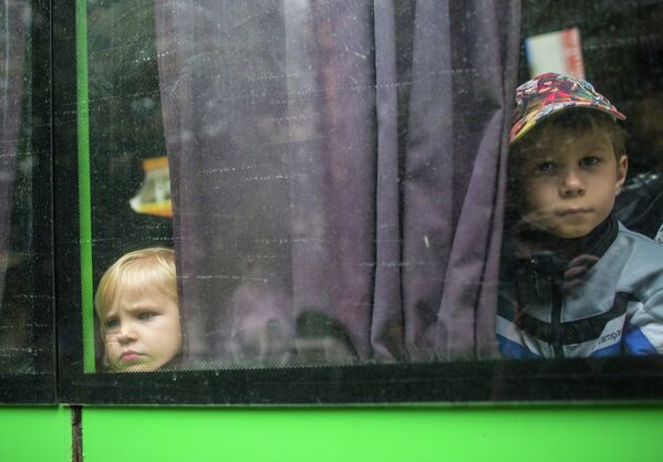 Evacuación de niños de Slaviansk - Sputnik Mundo