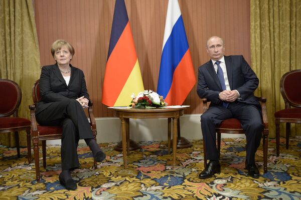 Canciller de Alemania, Angela Merkel y presidente de Rusia, Vladímir Putin - Sputnik Mundo