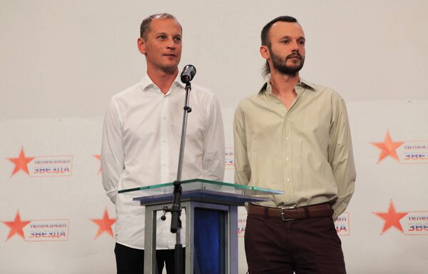 Los periodistas de la cadena televisiva Zvezdá Andréi Sushenkov y Antón Málishev - Sputnik Mundo