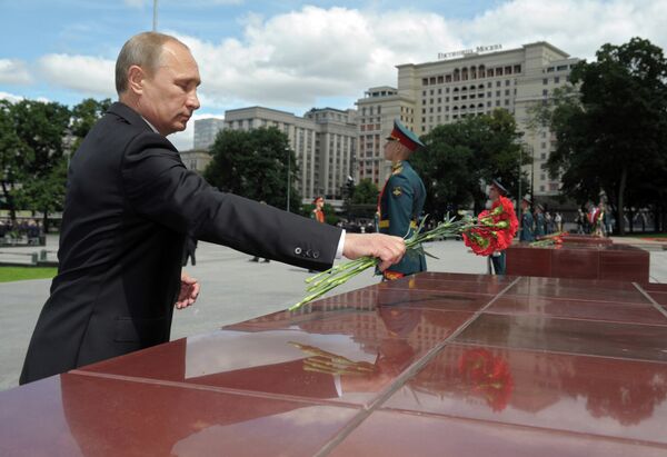 En Moscú, el presidente ruso, Vladímir Putin, hizo hoy ofrenda floral en la tumba del Soldado Desconocido - Sputnik Mundo