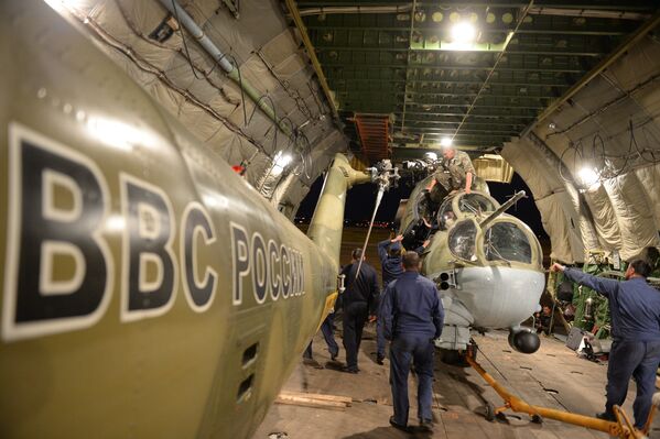 Un avión Ruslán traslada helicópteros a la zona de maniobras en centro de Rusia - Sputnik Mundo