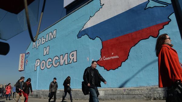 Патриотические граффити в Москве о воссоединении Крыма и России - Sputnik Mundo