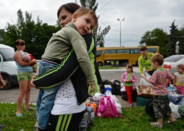 Más de 25.000 ucranianos, evacuados de las provincias orientales - Sputnik Mundo