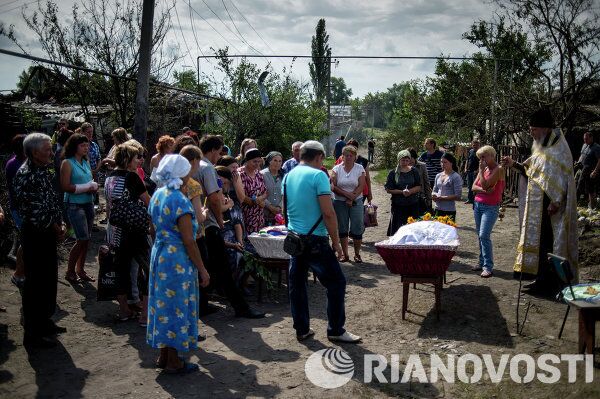Los vecinos de Lugánskaya se despiden de los caídos en el ataque aéreo - Sputnik Mundo
