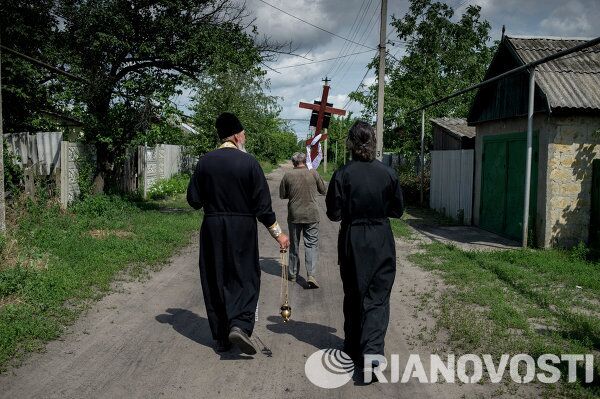 Los vecinos de Lugánskaya se despiden de los caídos en el ataque aéreo - Sputnik Mundo