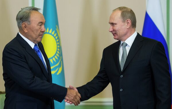 Vladímir Putin y Nursultán Nazarbáev (Archivo) - Sputnik Mundo