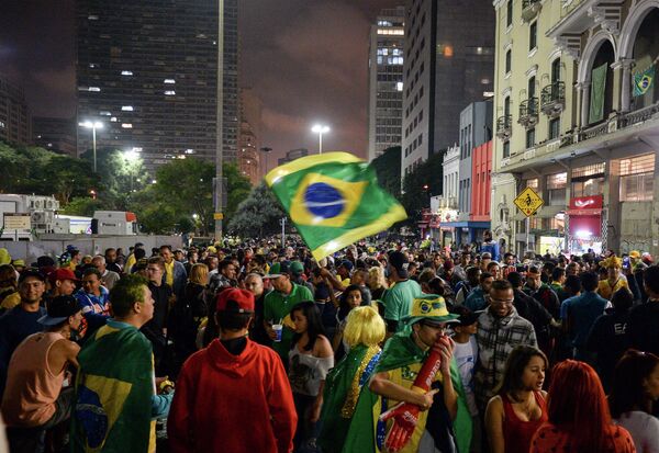 Muere un aficionado brasileño del Palmeiras agredido por hinchas rivales el pasado domingo - Sputnik Mundo