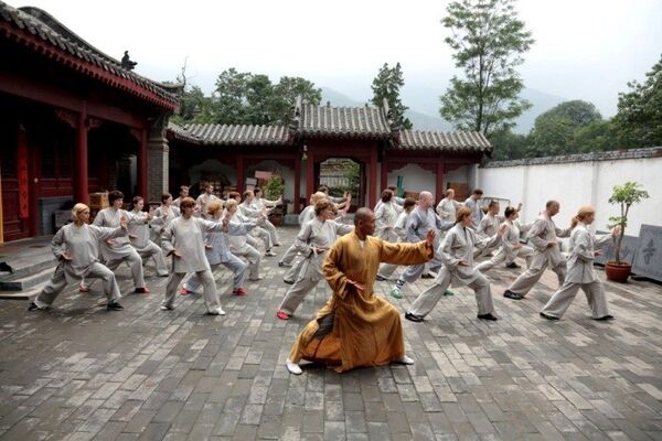 Setenta y un aficionados rusos al kung fu viajan al Monasterio Shaolín - Sputnik Mundo