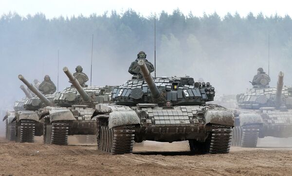 Rusia estudia modernizar los tanques del Ejército bielorruso - Sputnik Mundo
